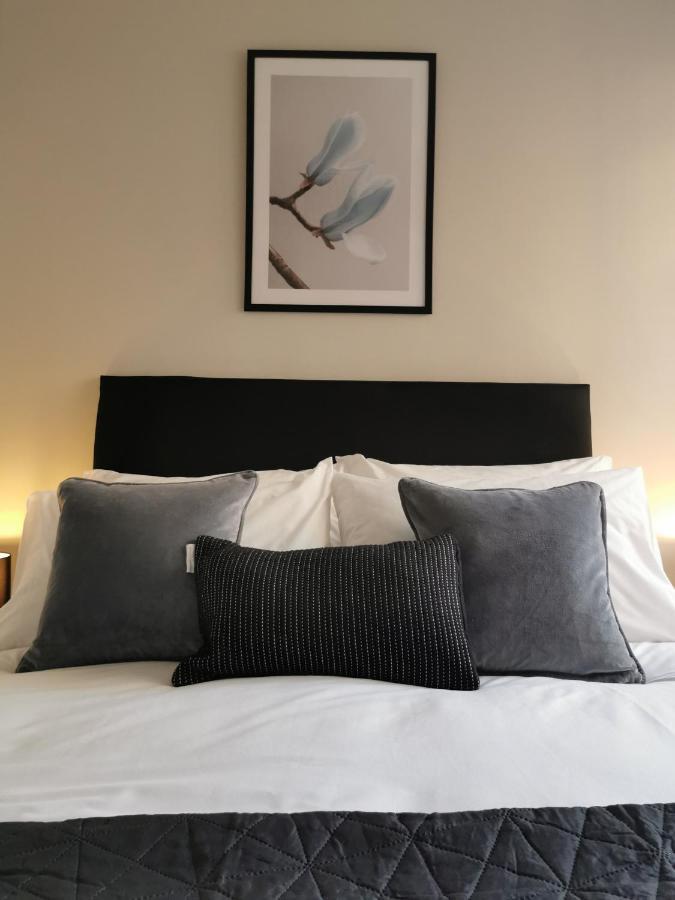 Axiom Apartment - Beautiful Stylish 2 Bed. เชลเทนแฮม ภายนอก รูปภาพ
